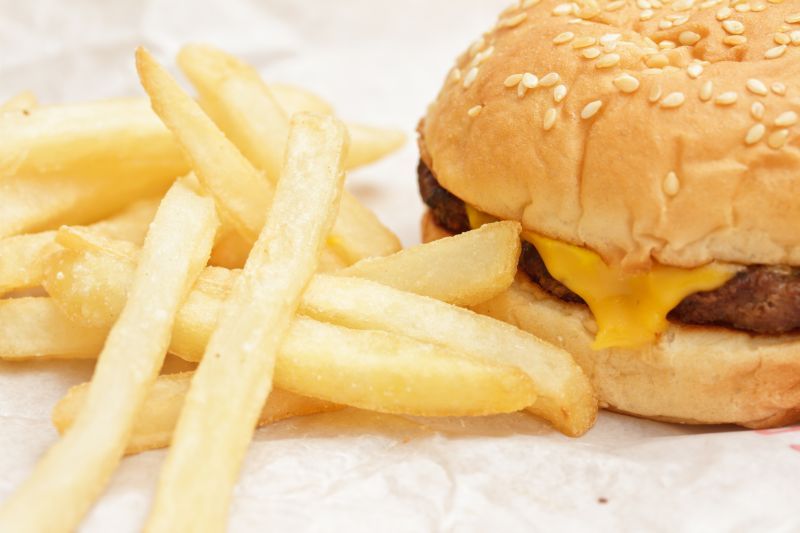 Burger mit Pommes als Menu